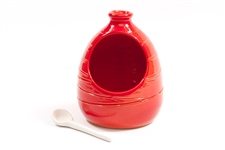 Glinena posuda za čuvanje soli, crvena s reljefnim uzorkom i žličicom