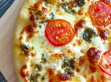 Recept – Bijela pizza s pestom od peršina A La Tasty.hr